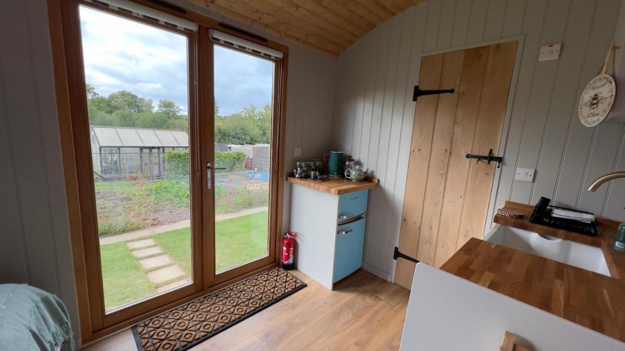 Shepherds Hut At Cedar Gables Lamberhurst Exterior foto