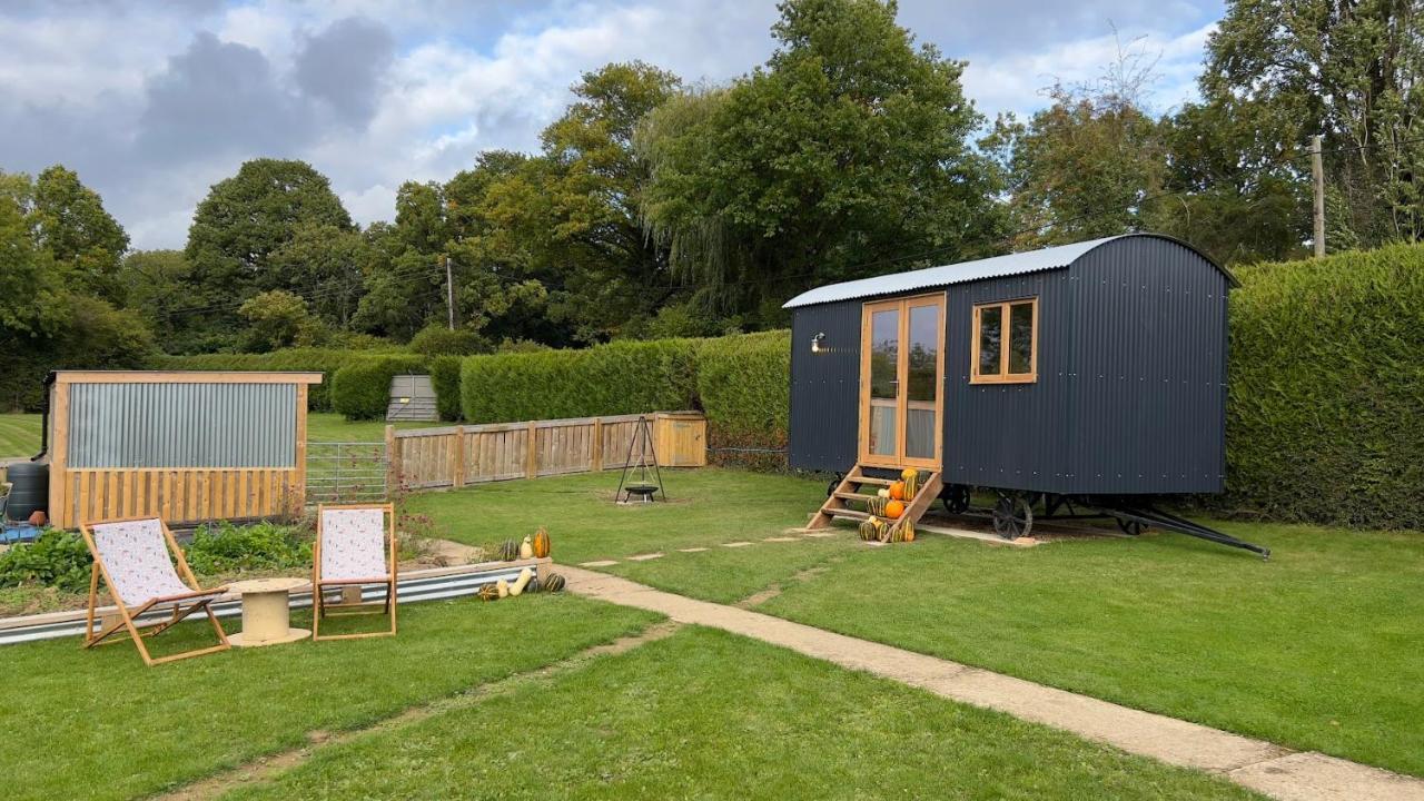 Shepherds Hut At Cedar Gables Lamberhurst Exterior foto